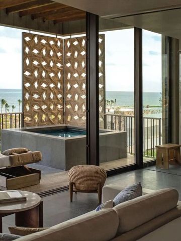 Privater Balkon einer Suite mit Meerblick und kleinem Tauchpool.