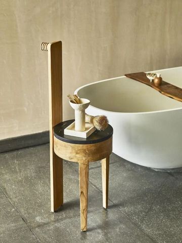 Design-Nachttisch neben einer eleganten Badewanne