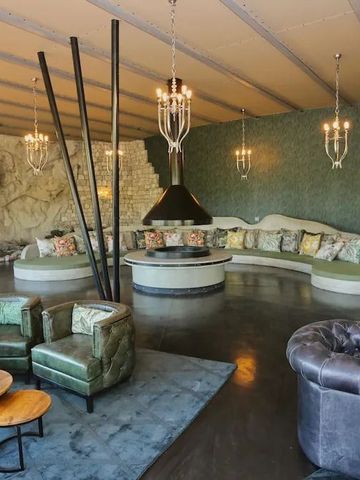 Elegante Lounge mit modernen Sofas und auffälliger Deckenbeleuchtung