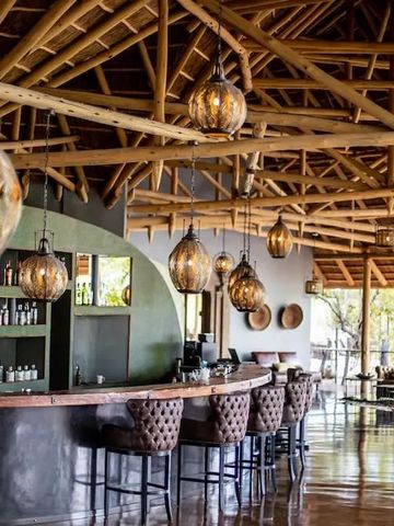 Barbereich mit eleganter Holzkonstruktion und stilvollen Hängelampen