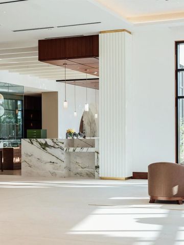 Moderne Hotel-Lobby mit stilvoller Marmorrezeption und Sitzbereich