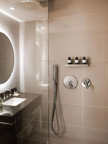 Moderne Dusche mit Regenduschkopf und eleganter Armatur