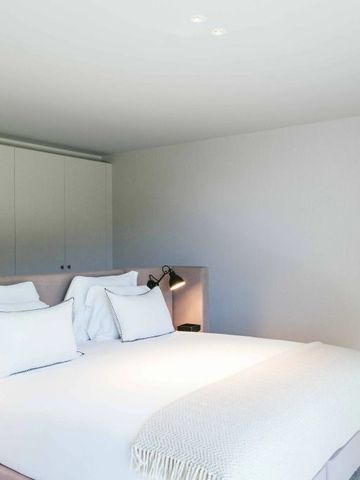 Modernes Hotelzimmer mit Doppelbett und neutralen Farben im Octant Douro