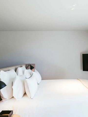 Zimmer im Octant Douro mit modernem Design und Flachbildfernseher