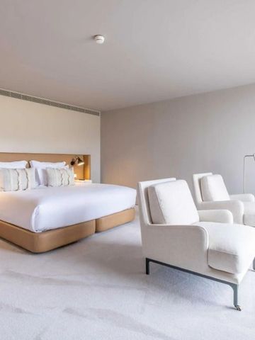 Großes Zimmer mit luxuriösen Sitzmöbeln im Hotel Octant Douro