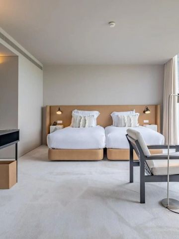 Elegantes Zimmer mit Arbeitsbereich und großem Fenster