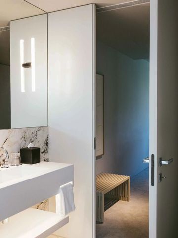 Modernes Badezimmer mit großem Spiegel und Waschtisch