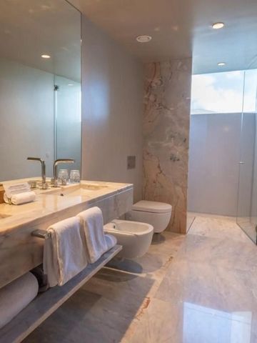 Badezimmer mit Marmoroberfläche und großer Dusche