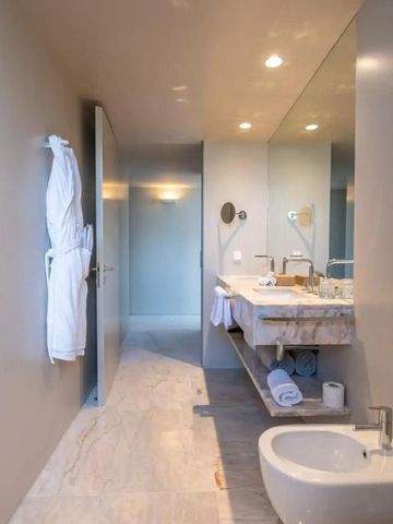 Weiträumiges Badezimmer mit Marmor und stilvollem Waschbereich