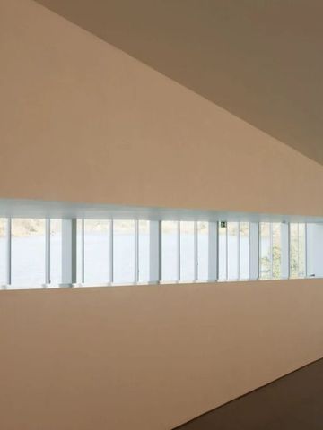 Modernes Innendesign mit schmalen Fenstern und Blick auf den Fluss