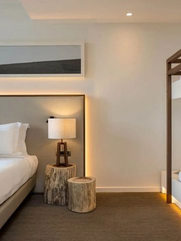 Elegantes Familienzimmer im Hotel mit Doppelbett und Etagenbett