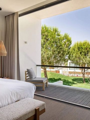 Luxuriöses Hotelzimmer mit Ausblick auf einen üppigen Garten