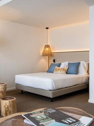 Stilvolles Hotelzimmer mit natürlichem Dekor und modernem Design