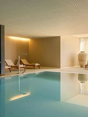 Indoor-Pool mit Liegestühlen und weicher Beleuchtung in beruhigender Atmosphäre