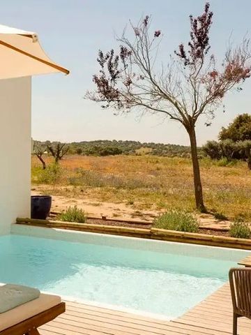 Privater Pool mit Liegestuhl, Sonnenschirm und idyllischem Ausblick auf die Landschaft