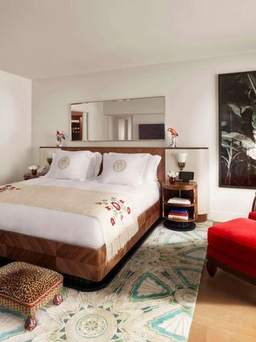 Luxuriöses Zimmer mit Kingsize-Bett und kunstvollen Details