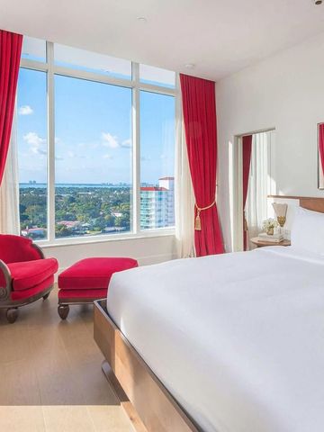 Helles Schlafzimmer mit Panoramafenster und roten Vorhängen