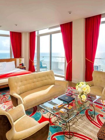 Modernes Wohnzimmer mit rotem Dekor und Meerblick