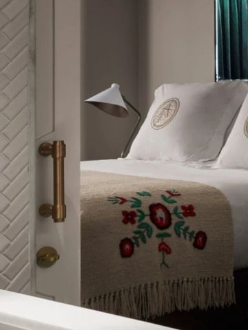 Elegantes Hotelzimmer mit stilvollem Design und dekorativer Tagesdecke