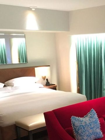 Luxuriös eingerichtetes Hotelzimmer mit einem komfortablen Kingsize-Bett und eleganter Dekoration