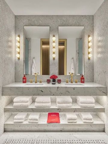 Elegantes Badezimmer aus Marmor mit Doppelwaschbecken