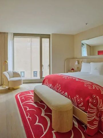 Luxuszimmer mit Kingsize-Bett und modischem Teppichdesign