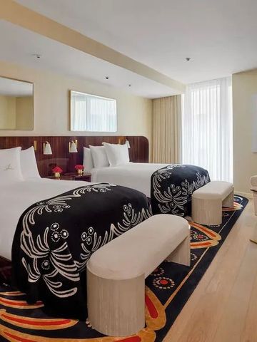 Deluxe-Zimmer mit zwei Betten und künstlerischen Akzenten