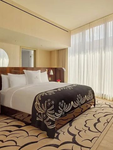 Elegantes Hotelzimmer mit großem Bett und moderner Dekoration