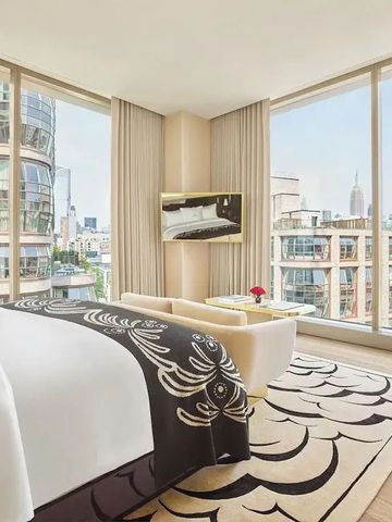 Zimmer mit Panoramaausblick auf New Yorks Skyline