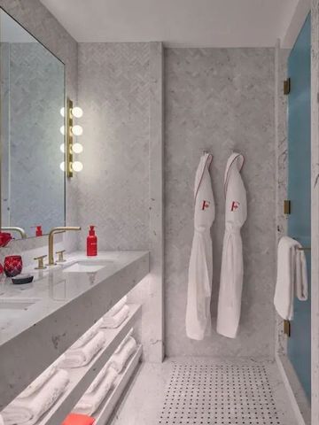 Modernes Badezimmer mit Doppelwaschbecken und edlen Details