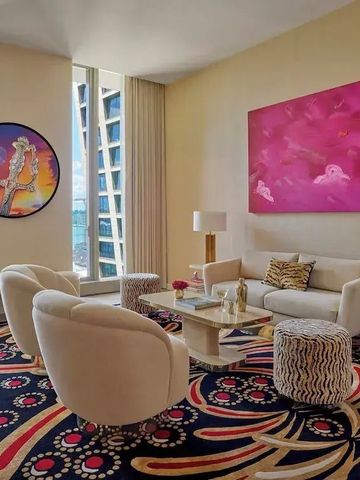 Eleganter Wohnbereich in einem Hotelzimmer mit moderner Kunst und stilvollen Möbeln