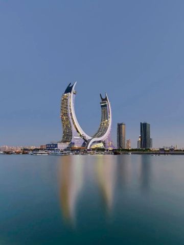 Panoramablick auf das Hotelgebäude mit reflektierendem Wasser im Vordergrund
