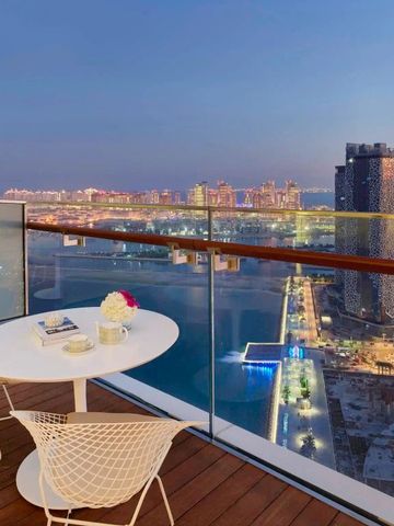 Luxuriöser Balkon mit Blick auf die Stadt und das Wasser bei Nacht