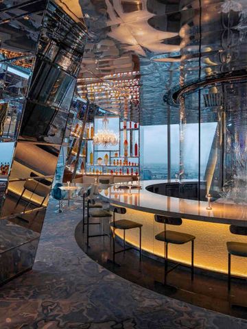 Moderne Hotelbar mit eleganter Beleuchtung und Panoramafenstern