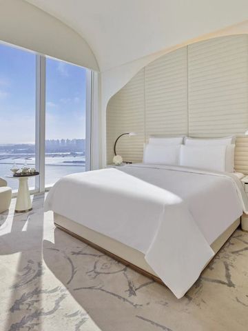 Geräumiges Hotelzimmer mit großem Fenster und stilvollen Möbeln