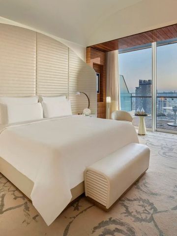 Hotelzimmer mit Komfortbett und Balkonblick auf das Meer