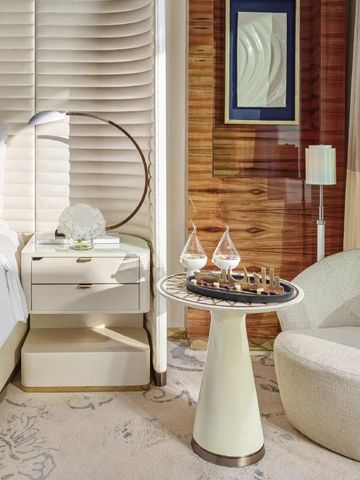 Elegantes Hotelzimmer mit stilvollen Möbeln und modernem Design