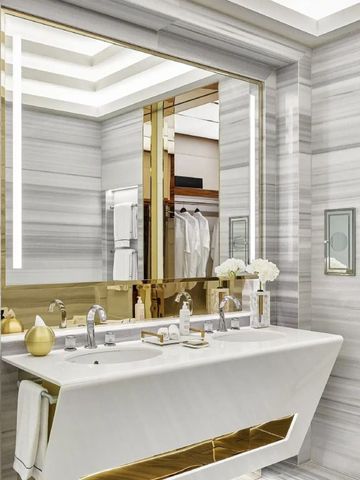 Luxuriöses Badezimmer mit Doppelwaschbecken und edlen Materialien