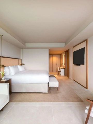 Helles Zimmerdesign mit gemütlicher Einrichtung und großer Sitzgelegenheit.