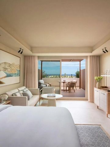 Geräumiges Zimmer mit Zugang zum Balkon und Meeresblick im Hintergrund.