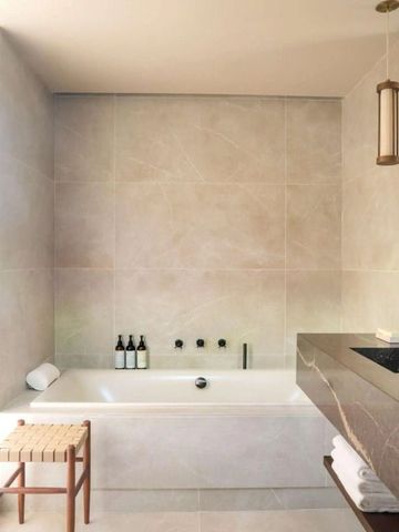 Luxuriöses Badezimmer mit großer Badewanne im Fairmont La Hacienda