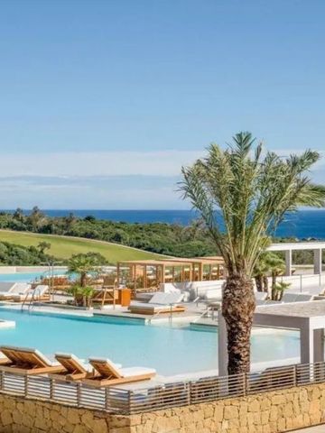 Infinity Pool mit Blick auf das Meer und grüne Landschaft im Fairmont La Hacienda