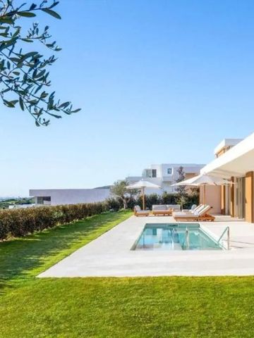 Private Terrasse mit Pool und Gartenblick in der Villa des Fairmont La Hacienda