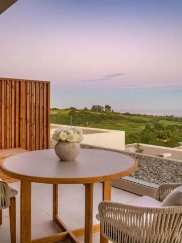 Terrasse mit Sitzgelegenheiten und Landschaftsblick im Fairmont La Hacienda