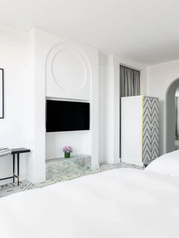 Modernes Hotelzimmer mit heller Einrichtung und klassischem Dekor