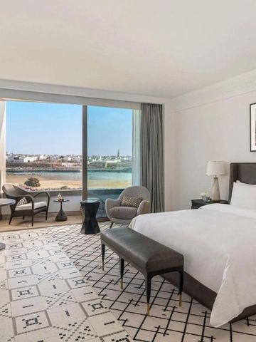 Hotelzimmer mit Panoramafenster und Blick auf die Stadt