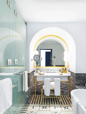 Modernes Badezimmer mit eleganter Ausstattung und goldenen Akzenten