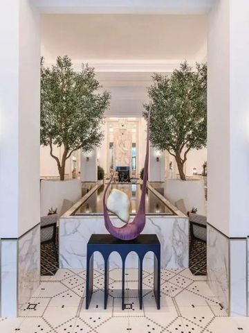 Opulente Lobby mit Skulptur und grüner Dekoration