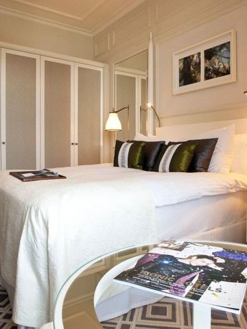 Gemütliches Gästezimmer mit Doppelbett und schicker Tischdekoration