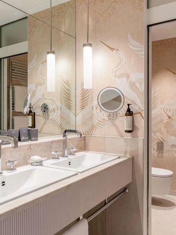 Modernes Badezimmer mit Doppelwaschbecken und eleganter Beleuchtung